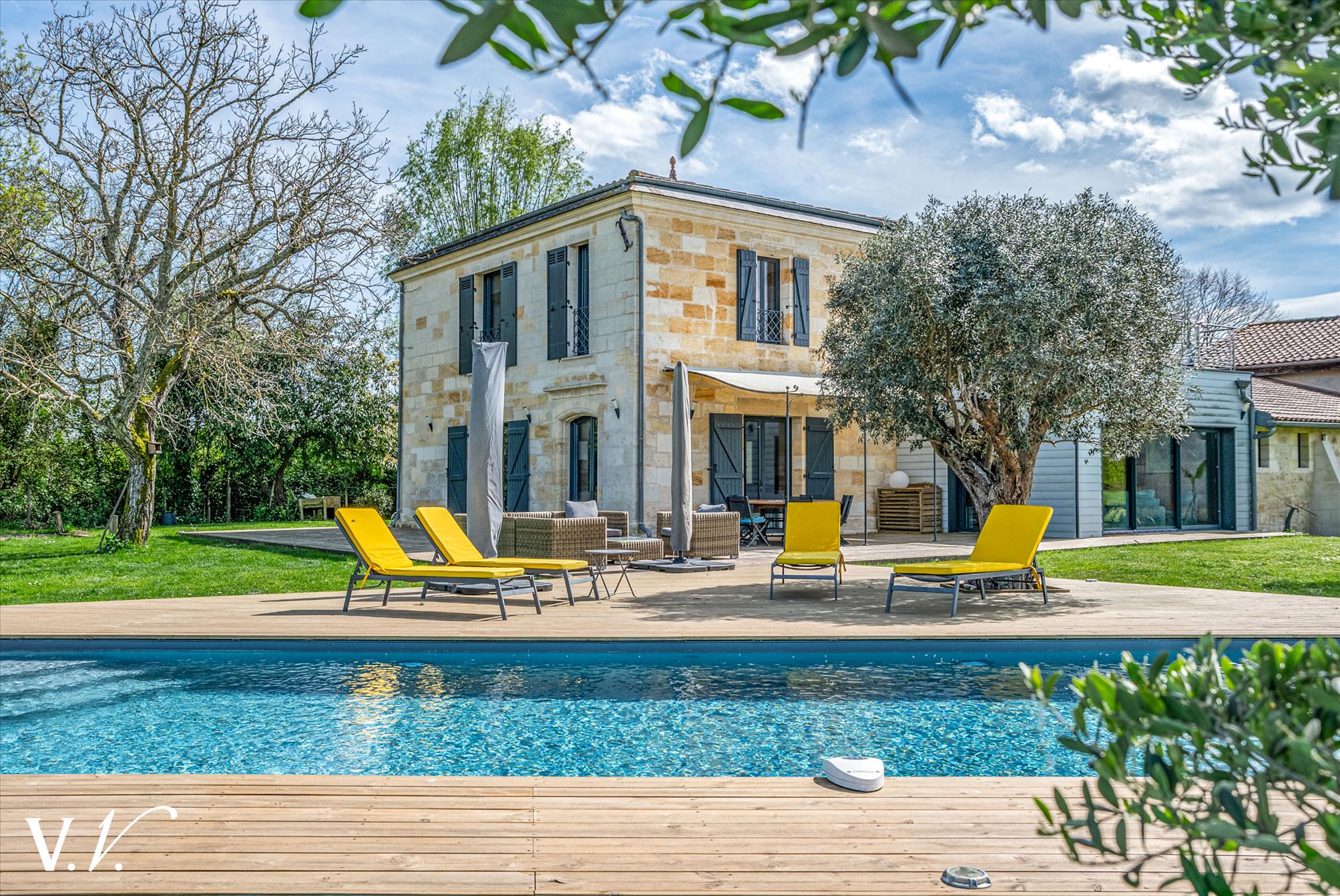 Bien de Prestige à IZON, 7 pièces à 892 500 €