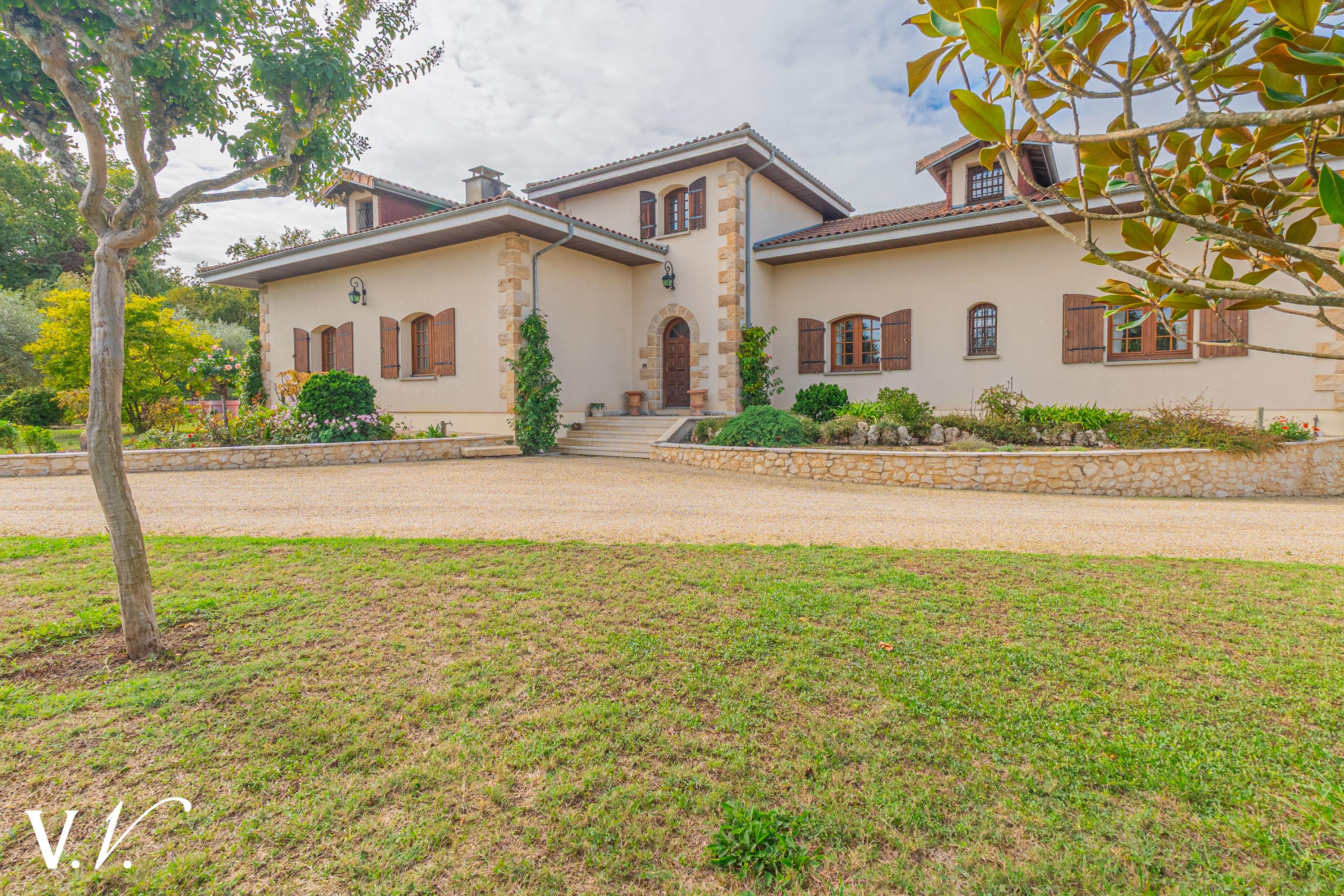 Bien de Prestige à YVRAC, 6 pièces à 1 149 500 €