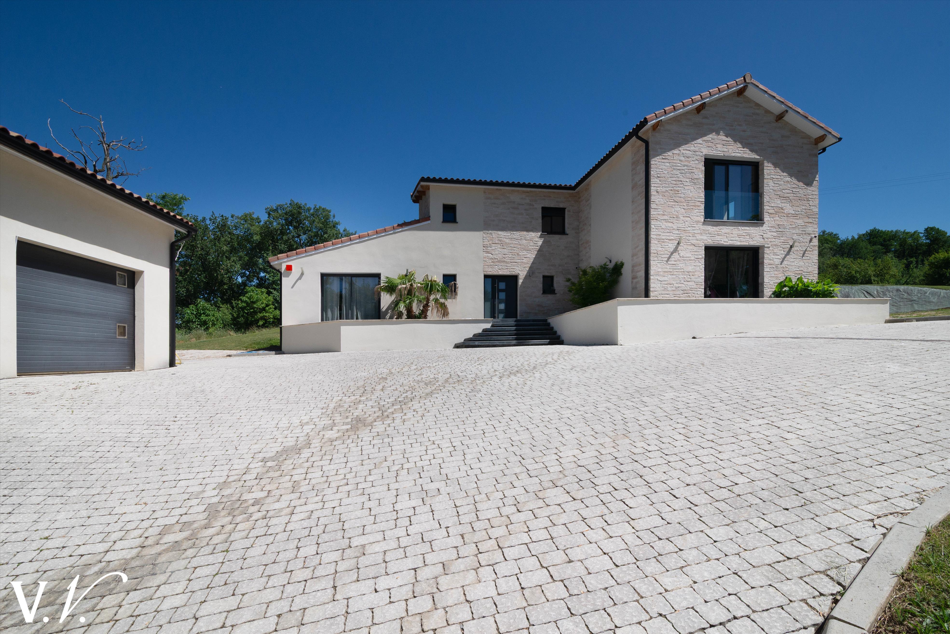 Bien de Prestige à CARBONNE, 5 pièces à 790 000 €