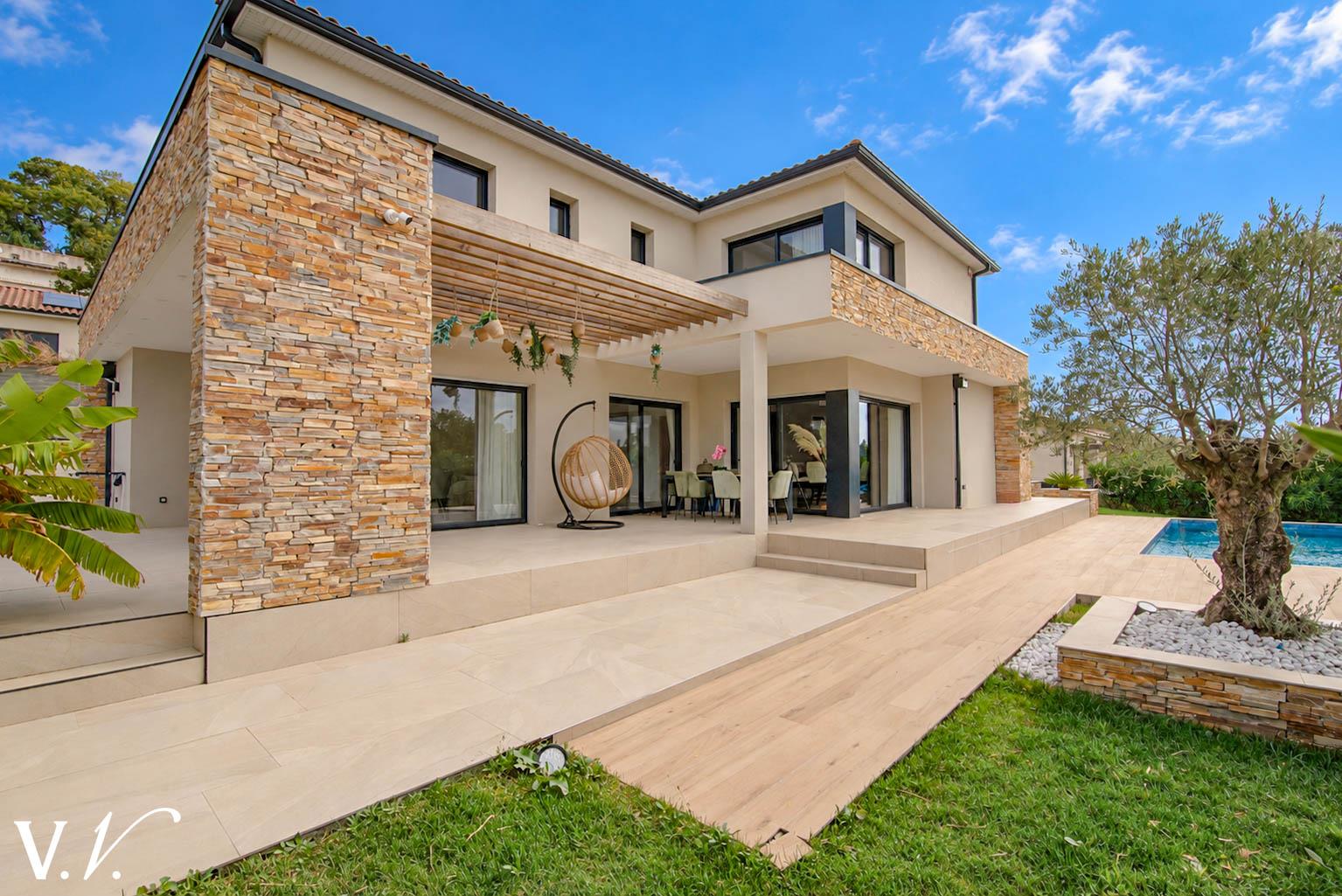 Bien de Prestige à AUREVILLE, 6 pièces à 870 000 €