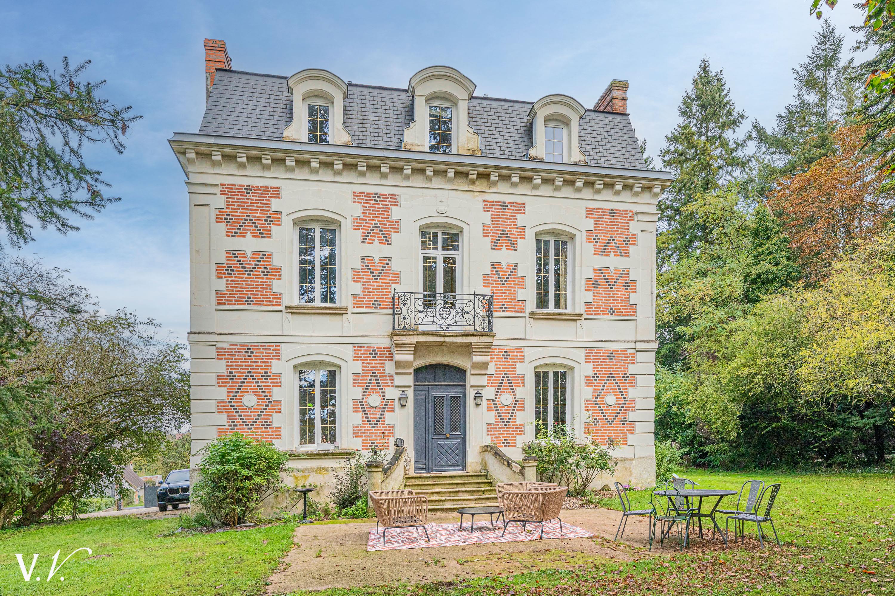 Bien de Prestige à CHARENTILLY, 10 pièces à 892 500 €