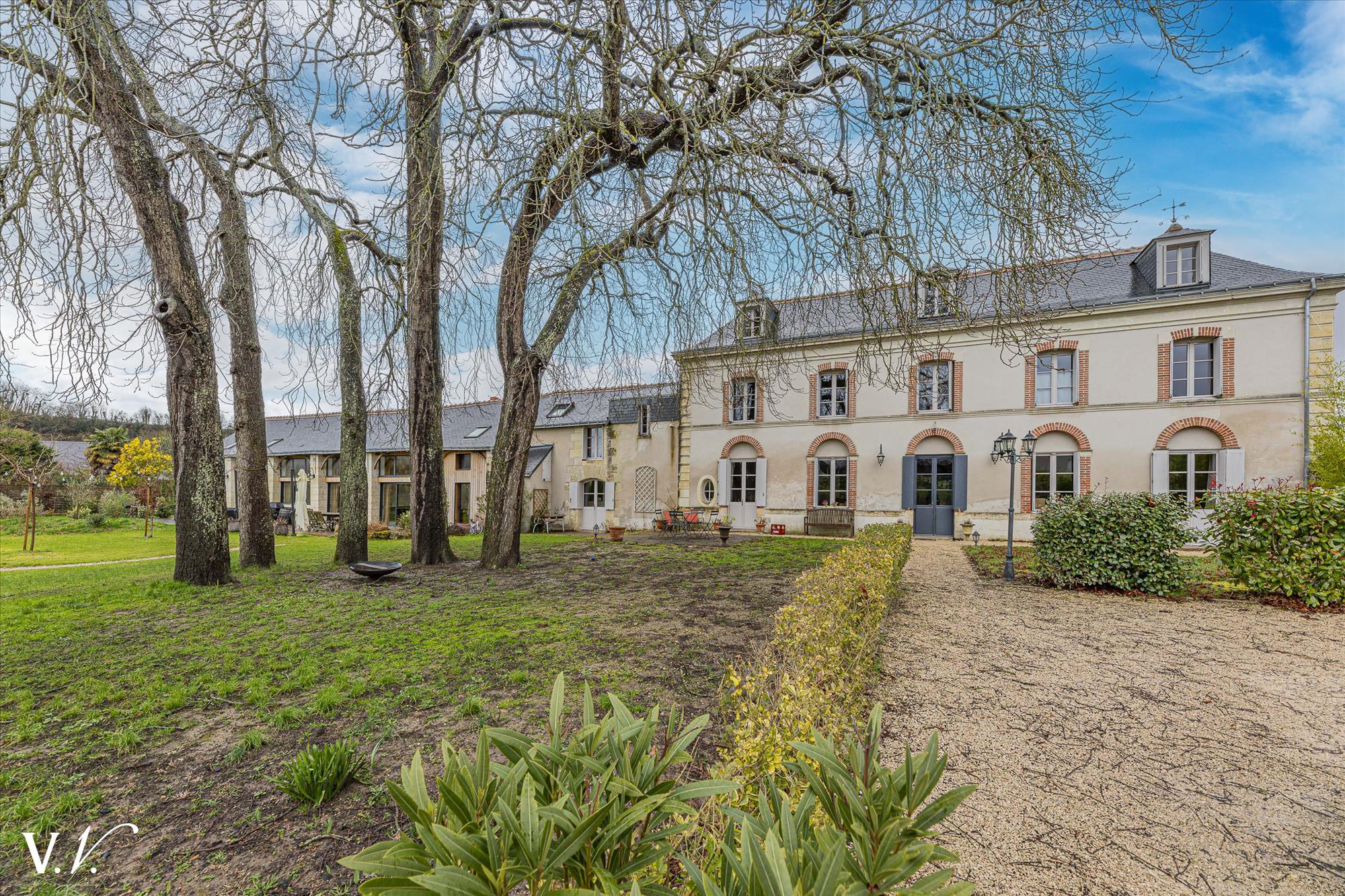 Bien de Prestige à VERNOU SUR BRENNE, 14 pièces à 1 348 000 €