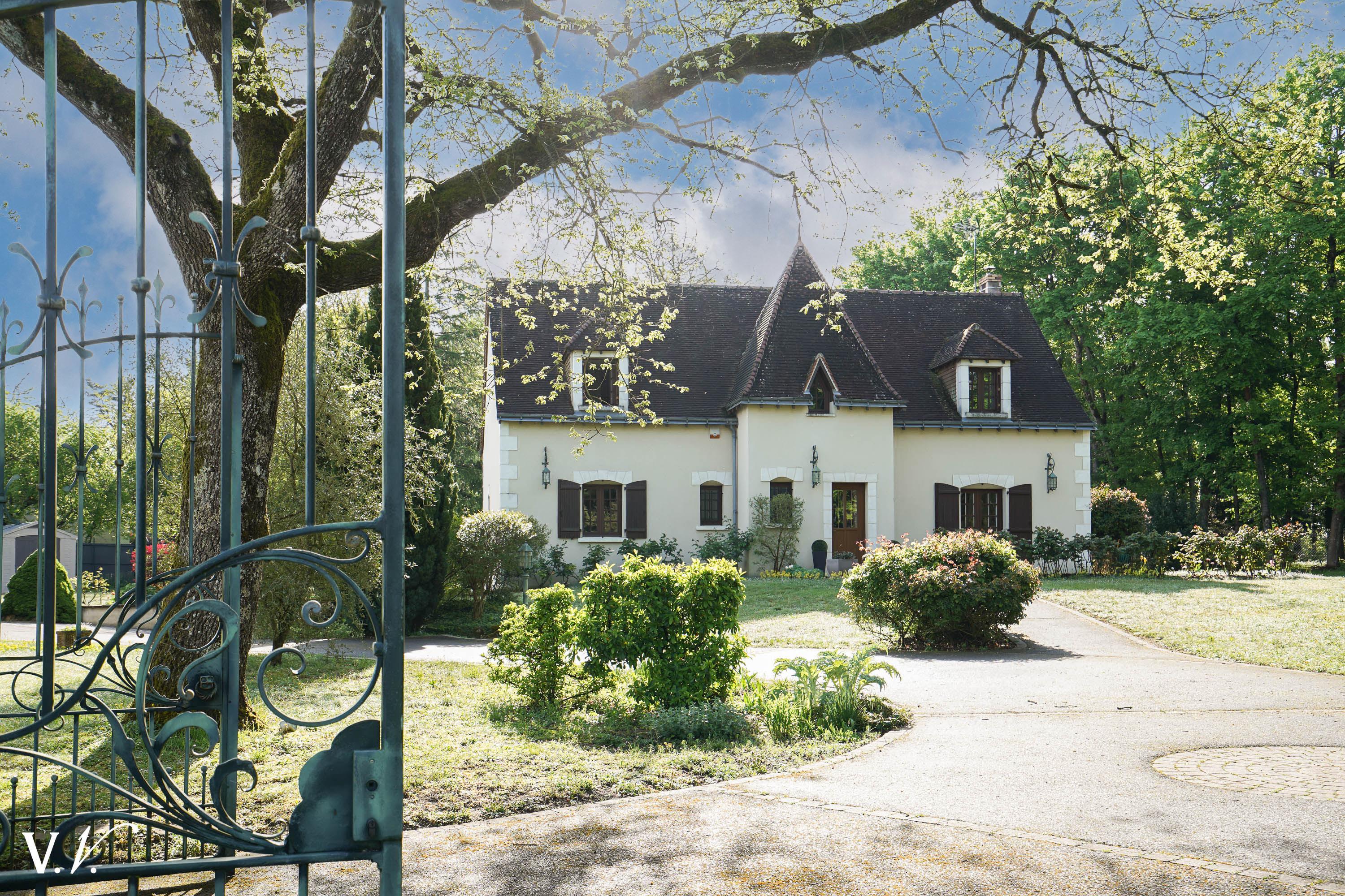 Bien de Prestige à SAVONNIERES, 7 pièces à 700 575 €